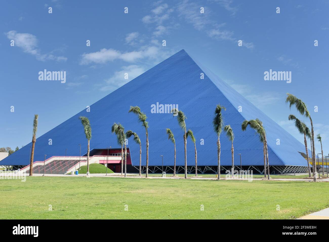 LONG BEACH, CALIFORNIE - 16 MARS 2021 : la Pyramide Walter, anciennement appelée Pyramide de long Beach, est un aréna intérieur polyvalent de 4,000 places Banque D'Images
