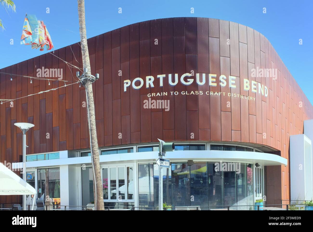 LONG BEACH, CALIFORNIE - 16 MARS 2021: Portuguese Bend Disillery un bar et restaurant artisanaux à la mode dans le centre-ville. Banque D'Images