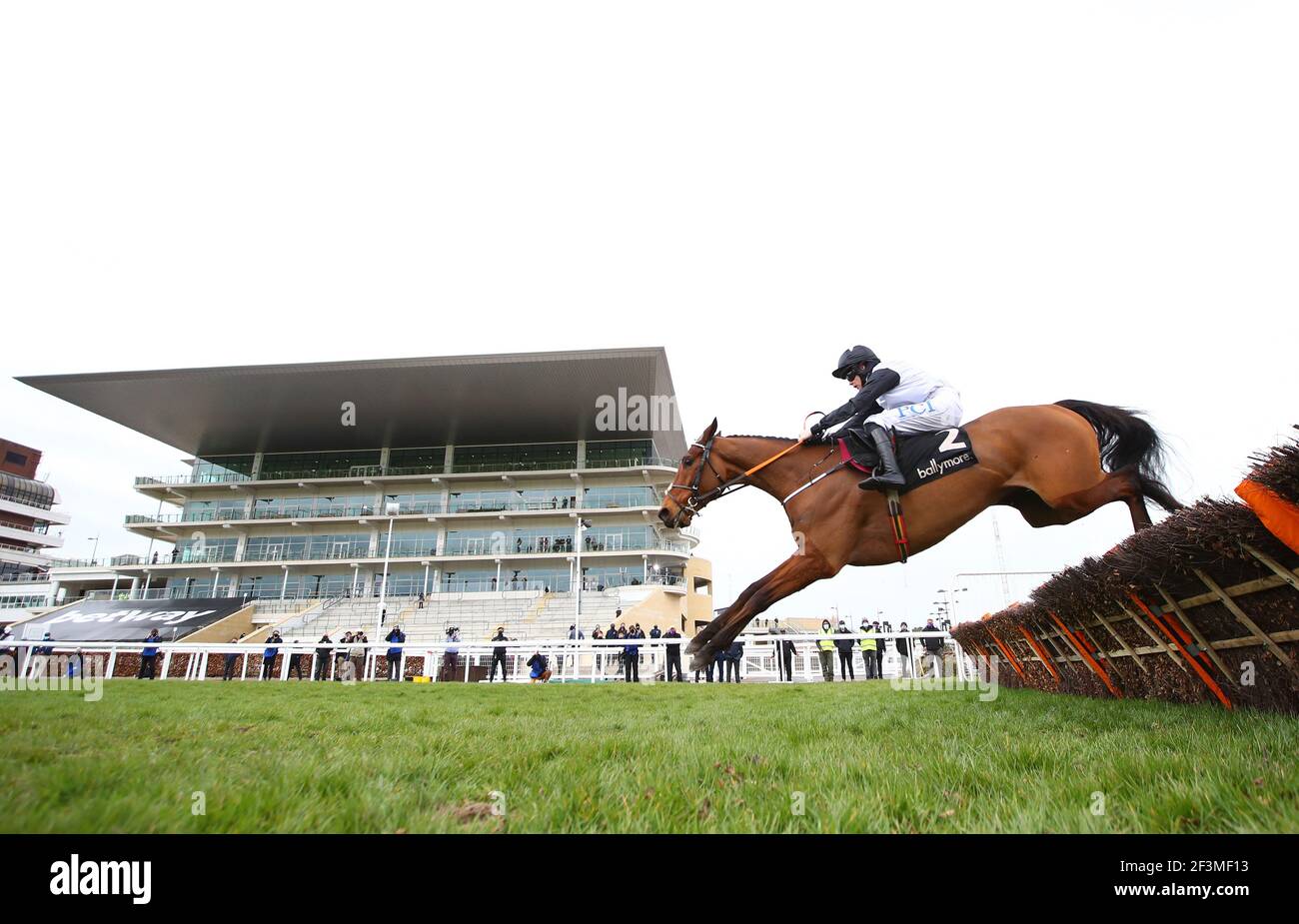 Bob Olinger, monté par Rachael Blackmore, saute le dernier sur le chemin pour gagner l'obstacle des débutants de Ballymore au cours du deuxième jour du Cheltenham Festival à Cheltenham Racecourse. Date de la photo: Mercredi 17 mars 2021. Banque D'Images Bob Olinger, monté par Rachael Blackmore, saute le dernier sur le chemin pour gagner l'obstacle des débutants de Ballymore au cours du deuxième jour du Cheltenham Festival à Cheltenham Racecourse. Date de la photo: Mercredi 17 mars 2021. Banque D'Images