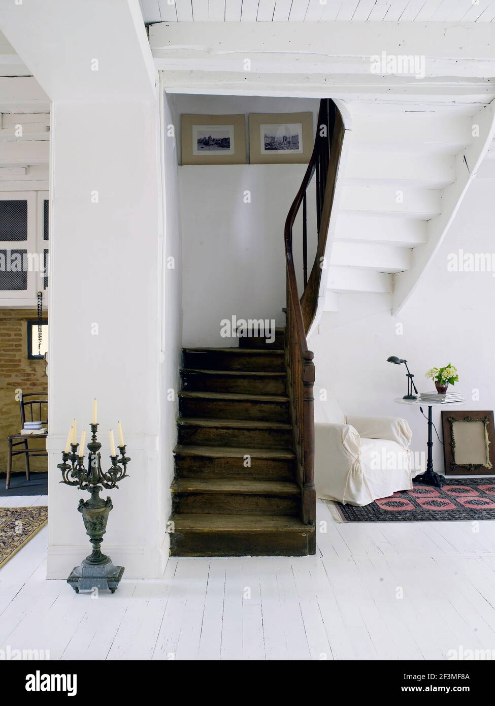 Candelabra au fond d'un escalier en bois dans une ferme moderne, en France Banque D'Images