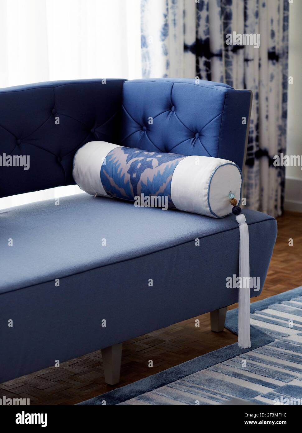 Canapé bleu avec coussin cylindrique dans l'appartement de Bangkok,  Thaïlande Photo Stock - Alamy