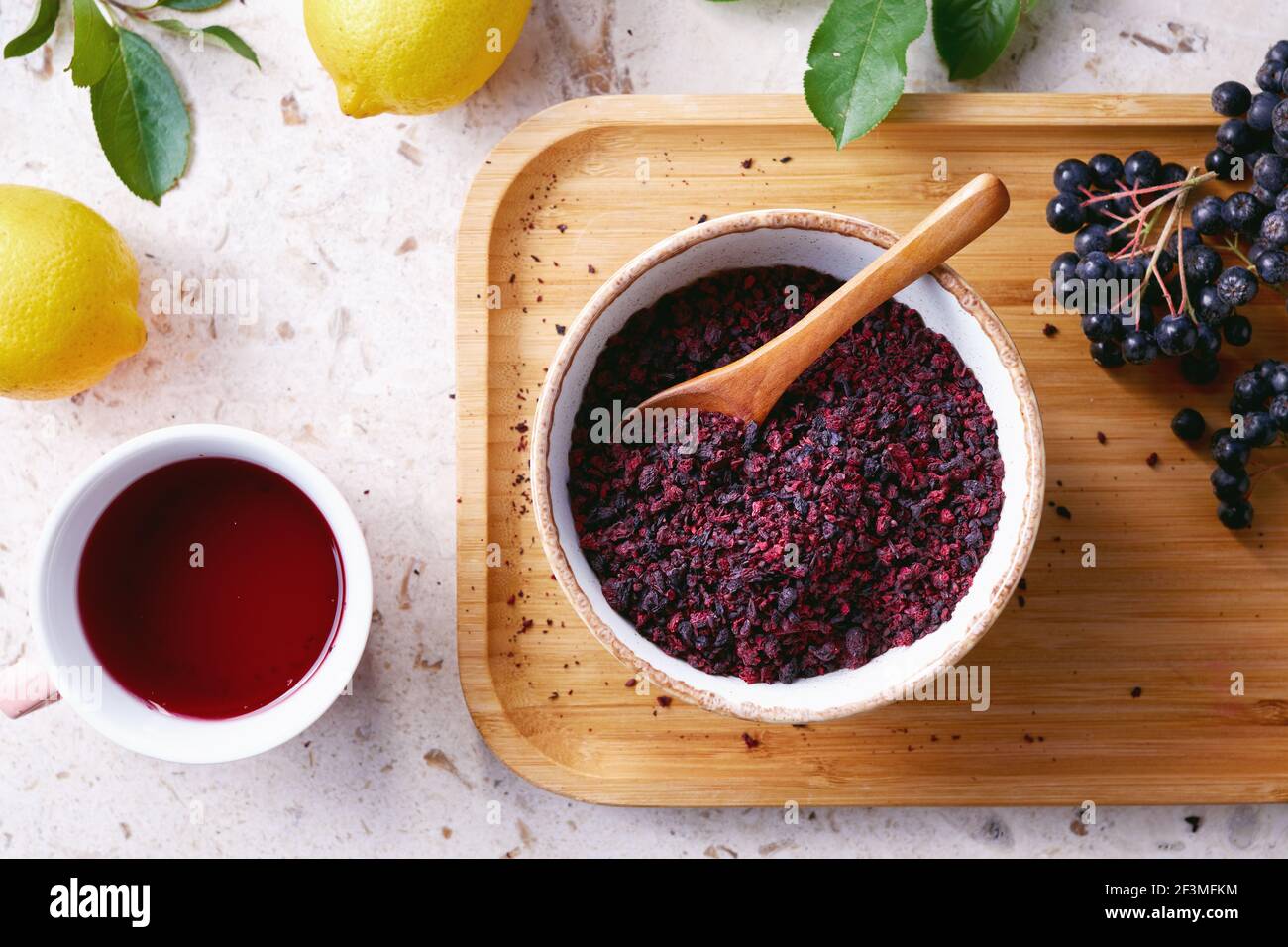 Thé aux baies Aronia. Les baies d'aronia séchées sont couramment utilisées pour faire du thé riche en antioxydants. Banque D'Images