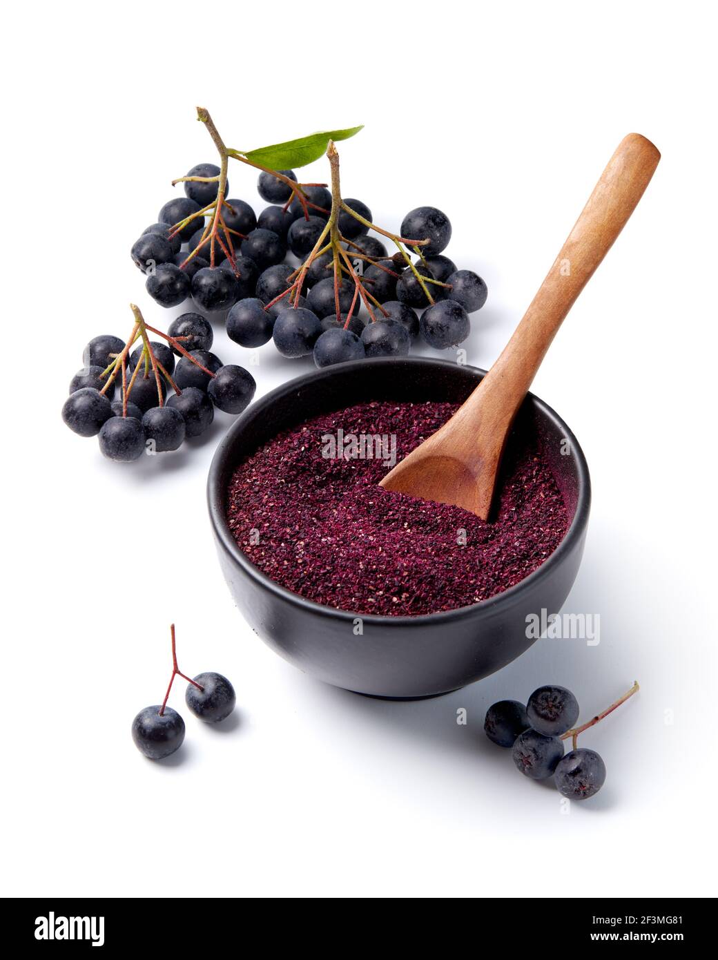 Baies d'Aronia et poudre sur fond blanc Banque D'Images
