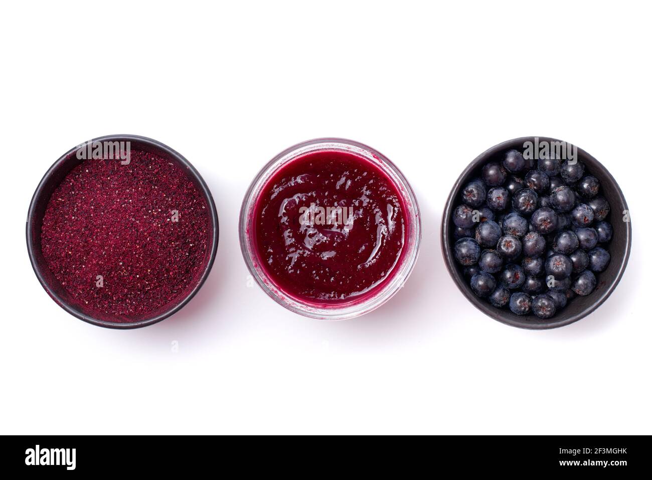 Baies d'Aronia fraîches, poudre et confiture sur fond blanc Banque D'Images
