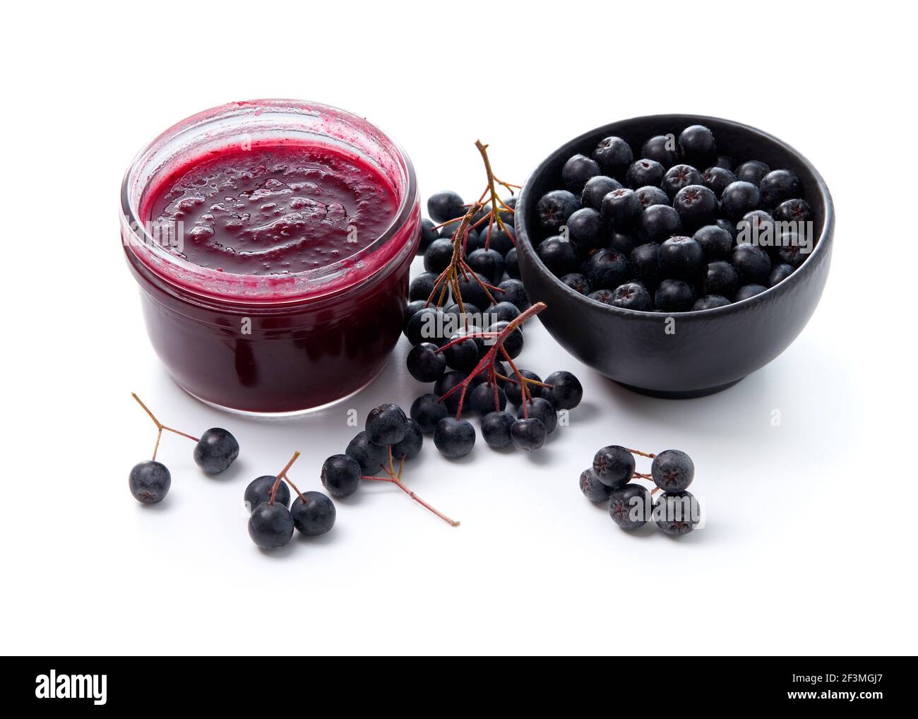 Confiture d'Aronia et baies d'aronia fraîches sur fond blanc Banque D'Images