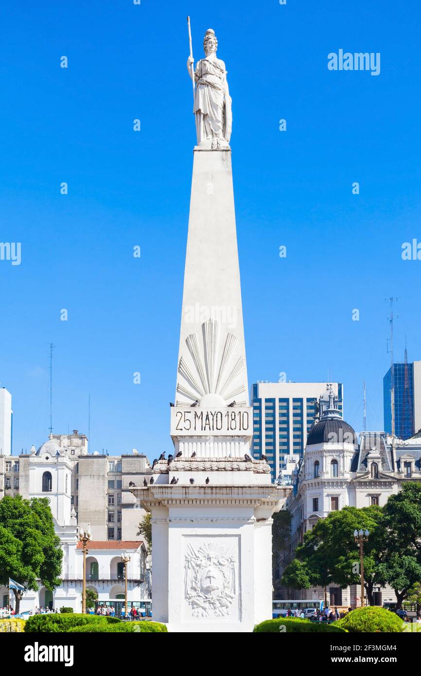 Le Piramide De Mayo Ou La Pyramide De May Au Centre De La Plaza De Mayo le-piramide-de-mayo-ou-la-pyramide-de-may-au-centre-de-la-plaza-de-mayo