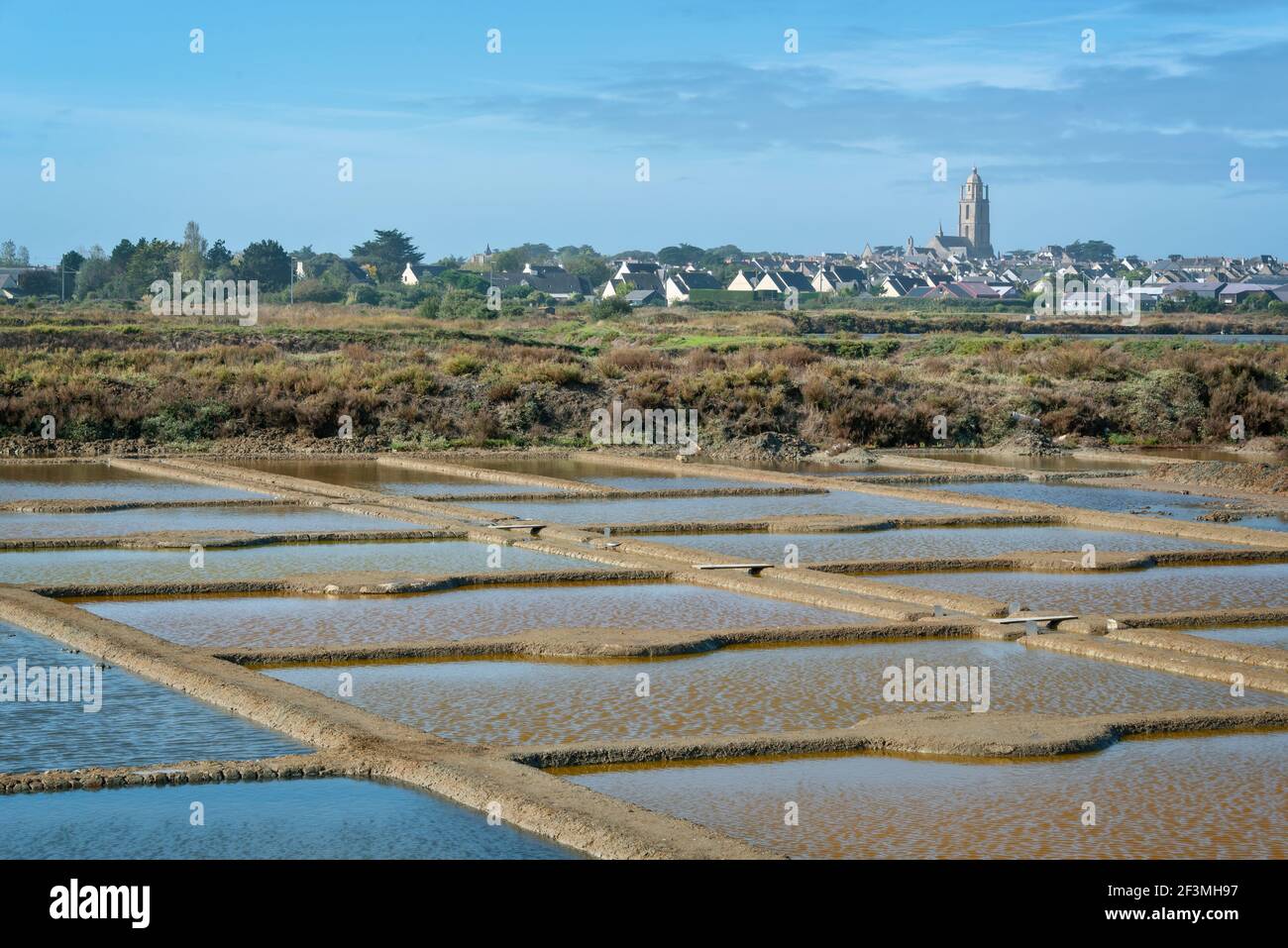 Paysage de marais salants et village de Batz sur Mer Près de Guérande en France Banque D'Images