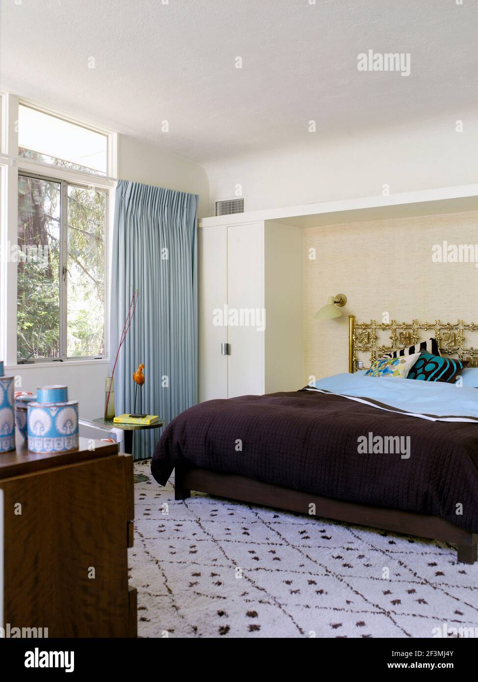 Chambre avec moquette et rideaux bleu clair dans la maison de Californie, États-Unis. Banque D'Images