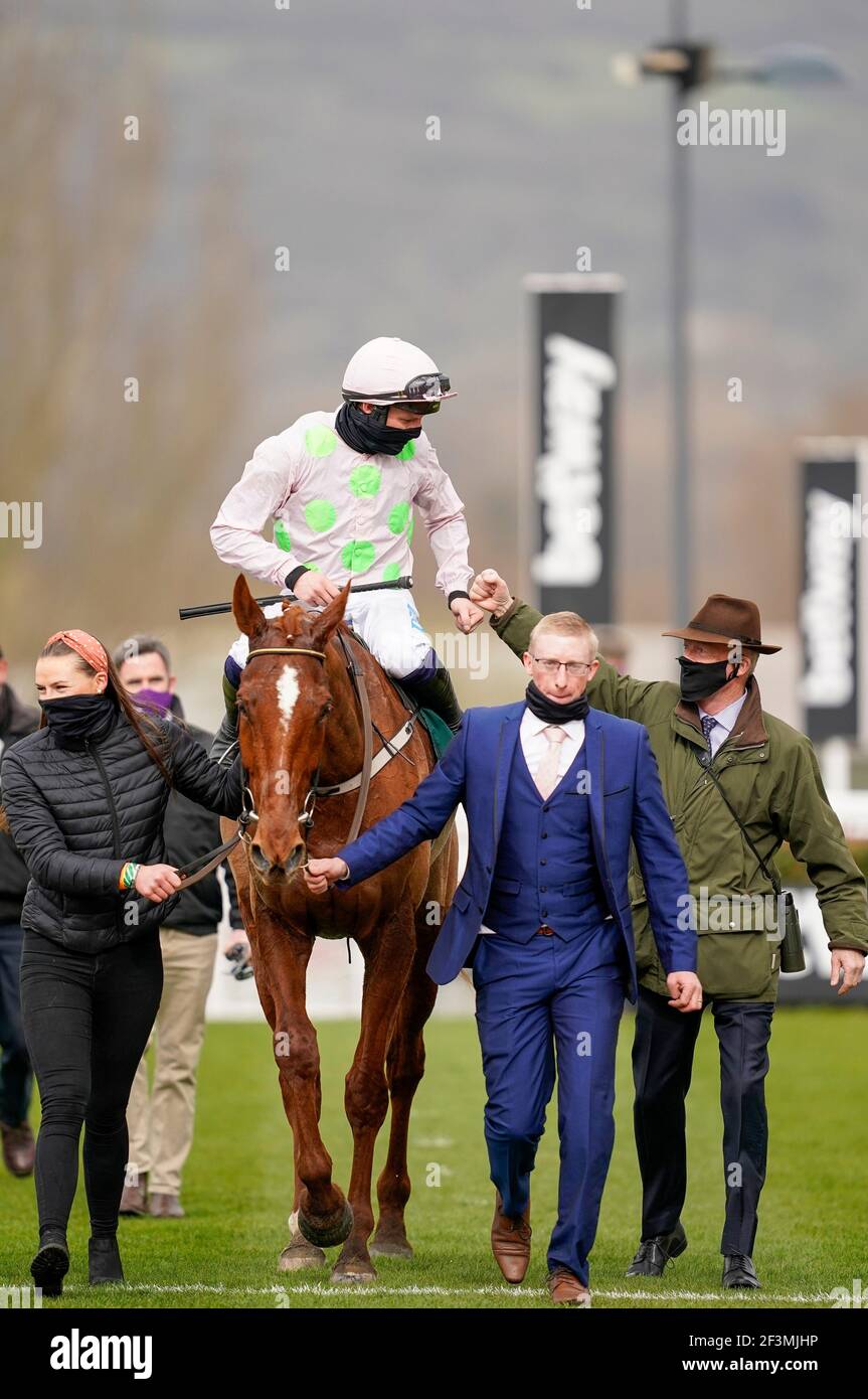 Paul Townend à cheval Monkfish revient après avoir gagné le Brown Advisory novicess' Chase et est accueilli par l'entraîneur Willie Mullins (à droite) pendant la deuxième journée du Cheltenham Festival à Cheltenham Racecourse. Date de la photo: Mercredi 17 mars 2021. Banque D'Images