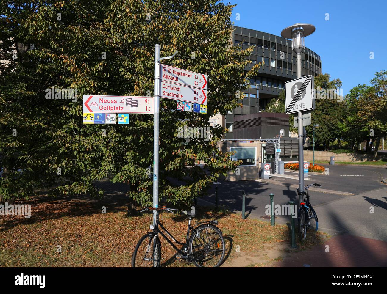 DUSSELDORF, ALLEMAGNE - 19 SEPTEMBRE 2020 : panneaux de direction de la route des vélos à Düsseldorf, Allemagne. Dusseldorf est la 7ème plus grande ville d'Allemagne par le pape Banque D'Images