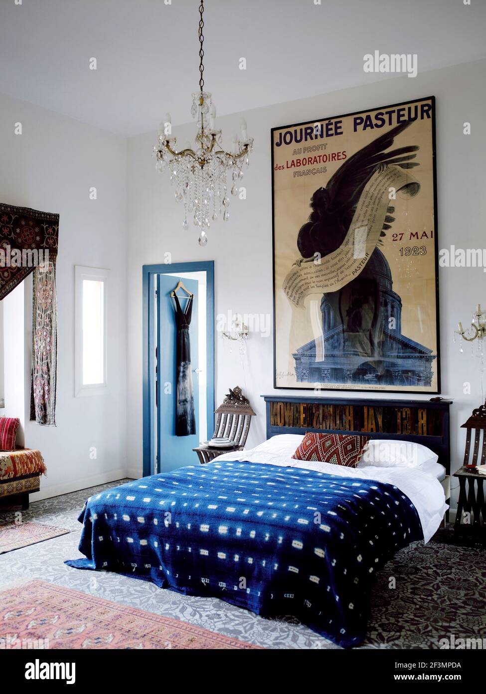Lit double à motif bleu dans la chambre à coucher au Maroc accueil Photo  Stock - Alamy