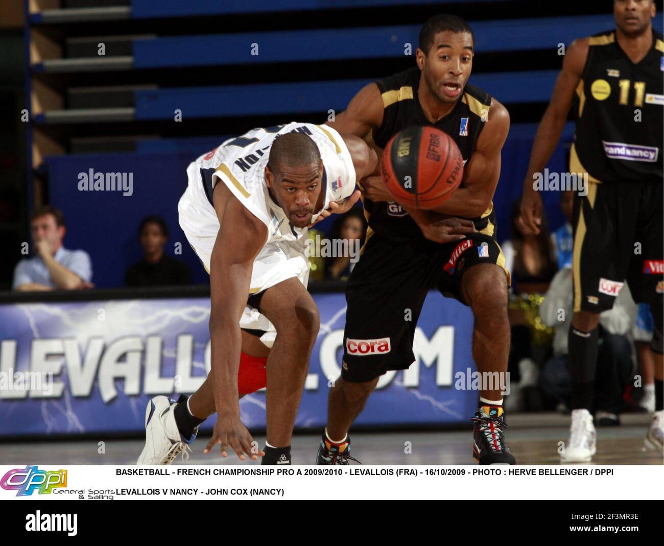 BASKETBALL - CHAMPIONNAT DE FRANCE PRO A 2009/2010 - LEVALLOIS (FRA) - 16/10/2009 - PHOTO : HERVE BELLENGER / DPPI LEVALLOIS V NANCY - JOHN COX (NANCY) Banque D'Images