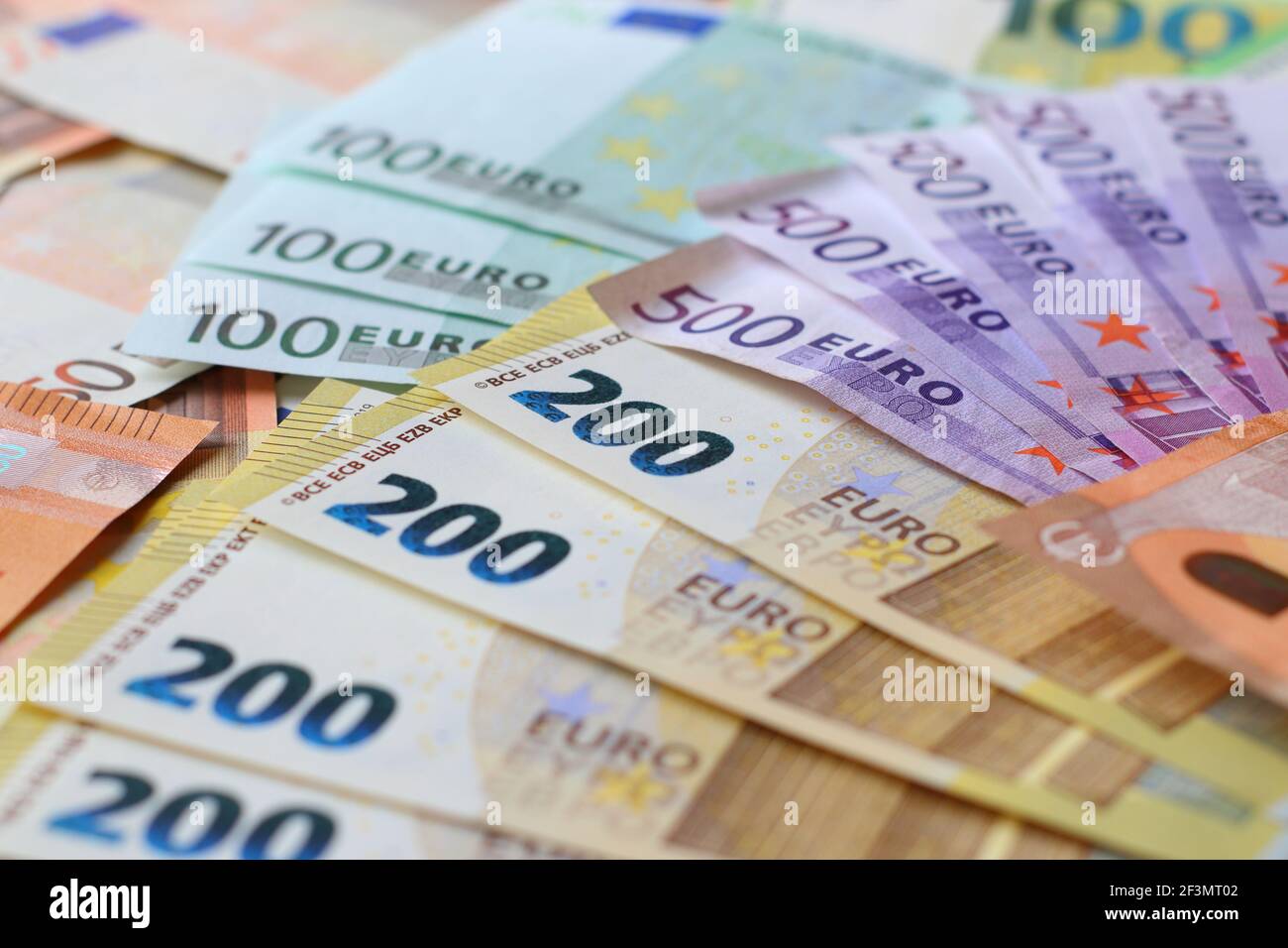 Historique des billets en monnaie euro. Papier européen texture argent avec des factures de 50, 100, 200 et 500 euros. Banque D'Images