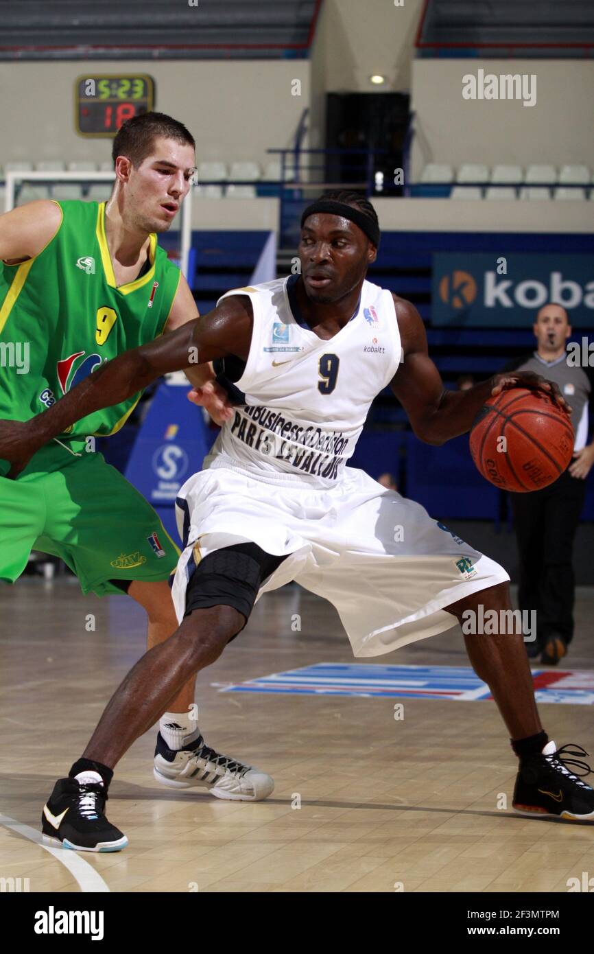 BASKETBALL - CHAMPIONNAT DE FRANCE PRO A 2009/2010 - LEVALLOIS-PERRET (FRA)  - 24/11/2009 - PHOTO : HERVE BELLENGER / DPPIPARIS LEVALLOIS V VICHY -  EHAWA EKANGA Photo Stock - Alamy