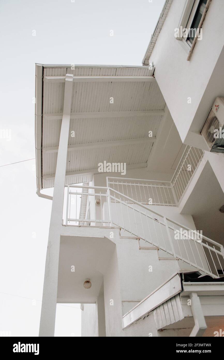 Gros plan sur les escaliers et les balcons de la maison blanche. En été Banque D'Images