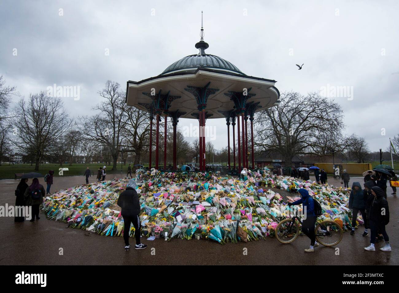 Hommages floraux laissés à côté du kiosque à Clapham Common, Londres, pour Sarah Everard. Le PC Wayne Couzens, 48 ans, a comparu devant le Old Bailey de Londres, accusé d'enlèvement et de meurtre de l'enfant de 33 ans. Date de la photo: Mardi 16 mars 2021. Banque D'Images