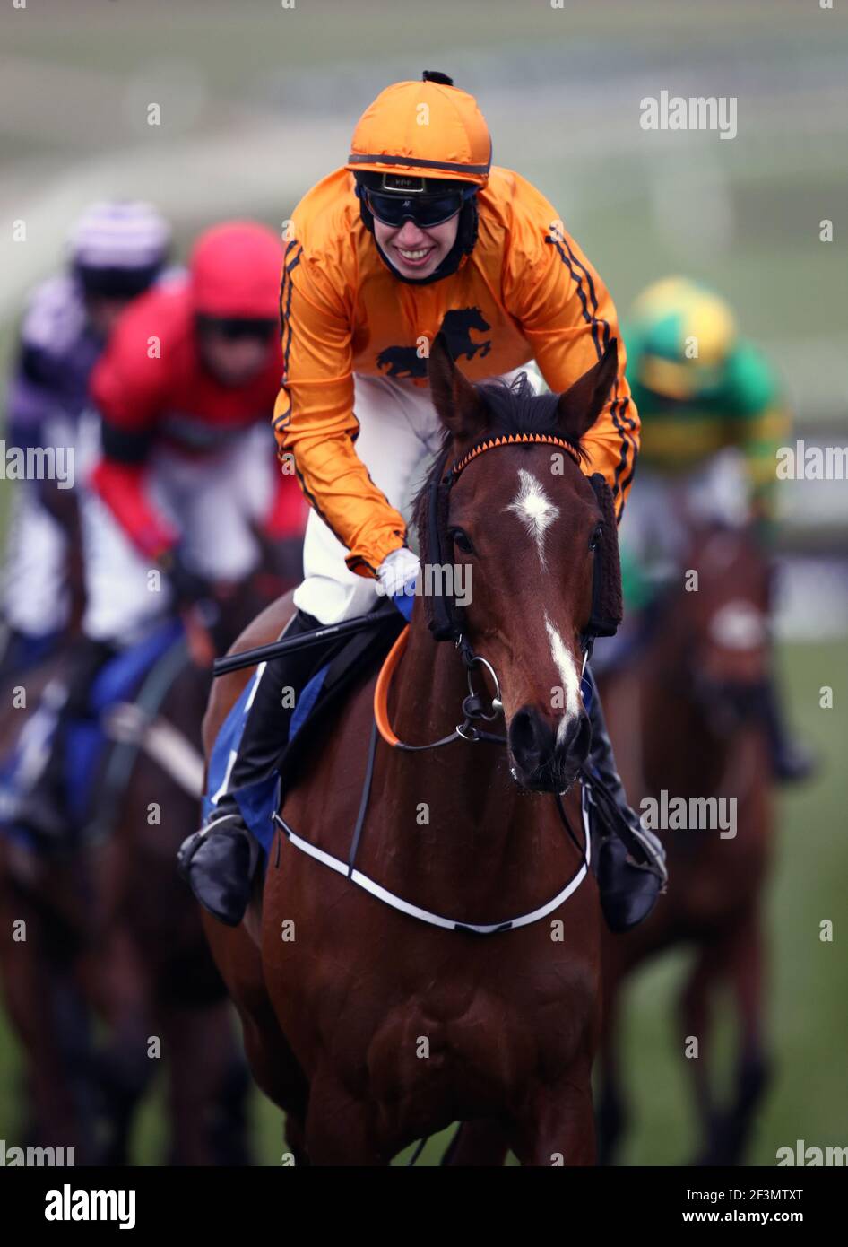 Le ciel Aidez-nous criblé par Richard Condon après avoir remporté l'obstacle de la coupe de corail au cours de la deuxième journée du Festival de Cheltenham à l'hippodrome de Cheltenham. Date de la photo: Mercredi 17 mars 2021. Banque D'Images