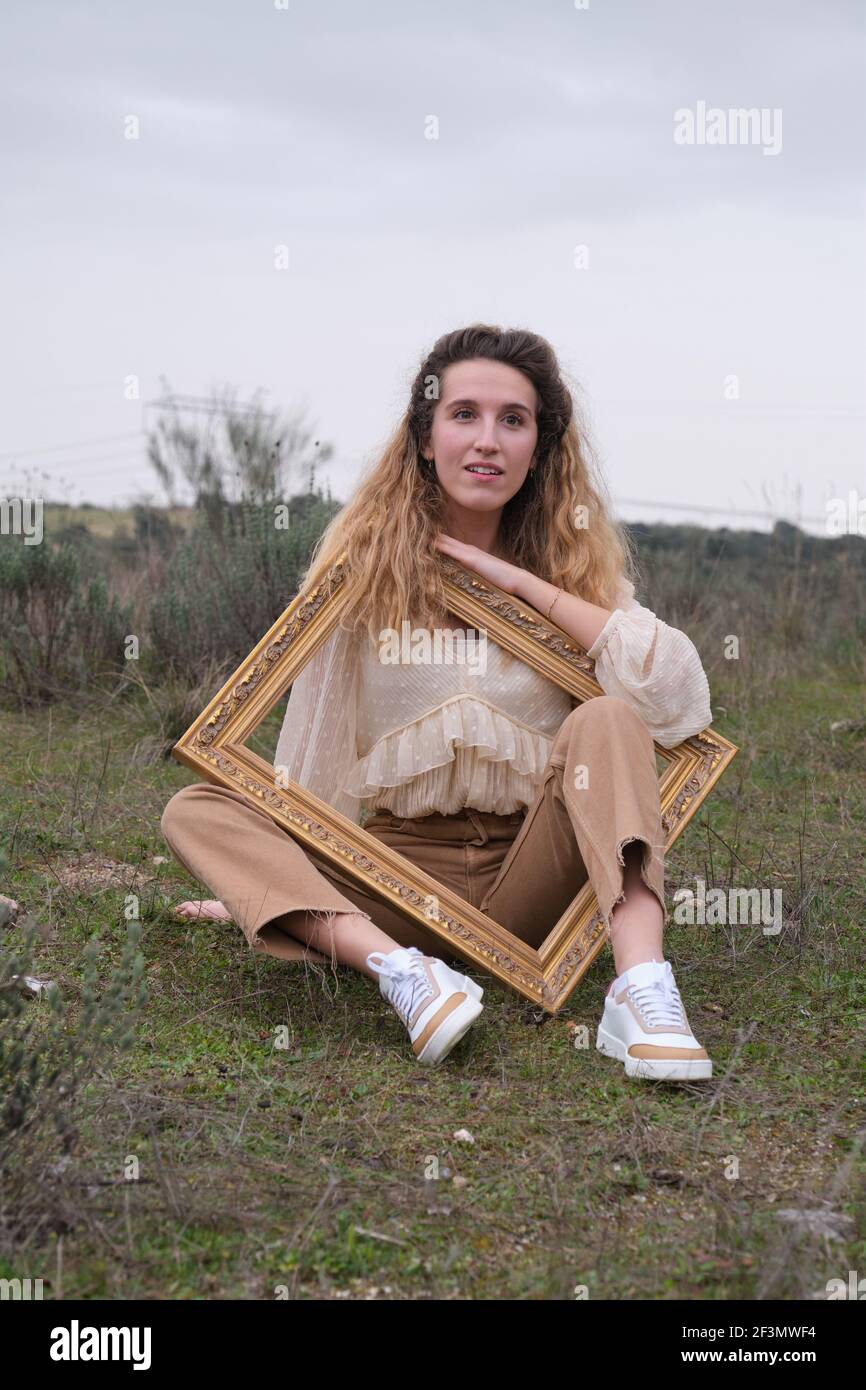 jeune.18 une blondinette Portrait artistique d'une jeune femme blonde avec un cadre doré dans un  champ. Photographie de style rétro Photo Stock - Alamy