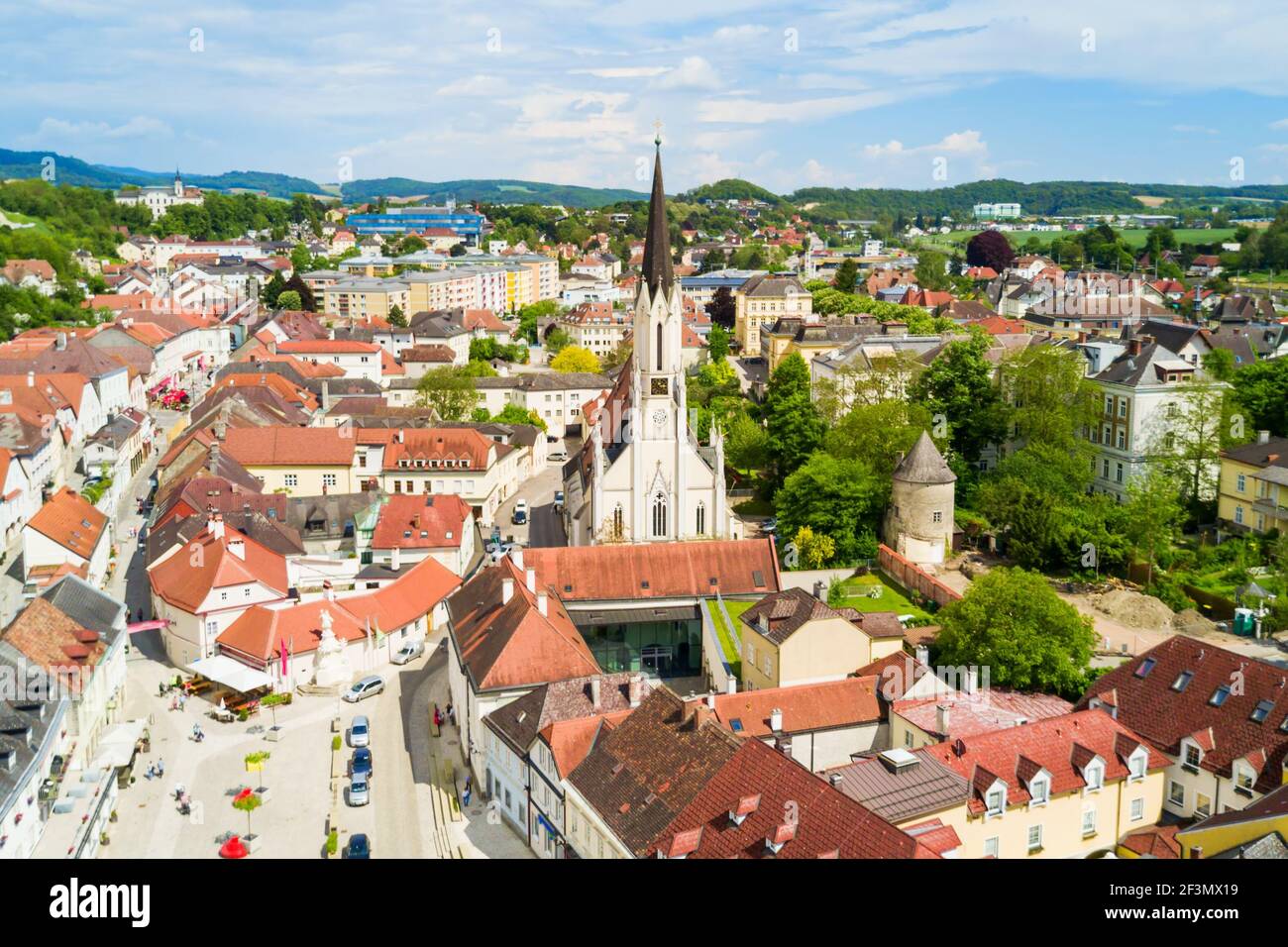 Église Stadtpfarrkirche ou église paroissiale ville vue panoramique aérienne, Melk centre-ville. Melk est une ville dans la vallée de la Wachau en Basse-Autriche. Banque D'Images