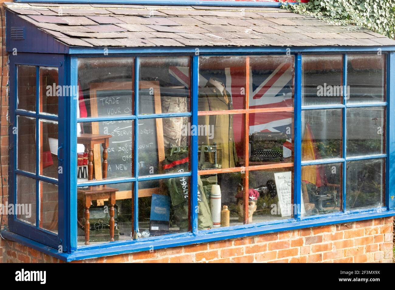 Glover & Riding, magasins militaires et civils de tailleurs à Aldershot, Hampshire, Angleterre, Royaume-Uni. Vitrine avec uniformes et tenues militaires. Banque D'Images