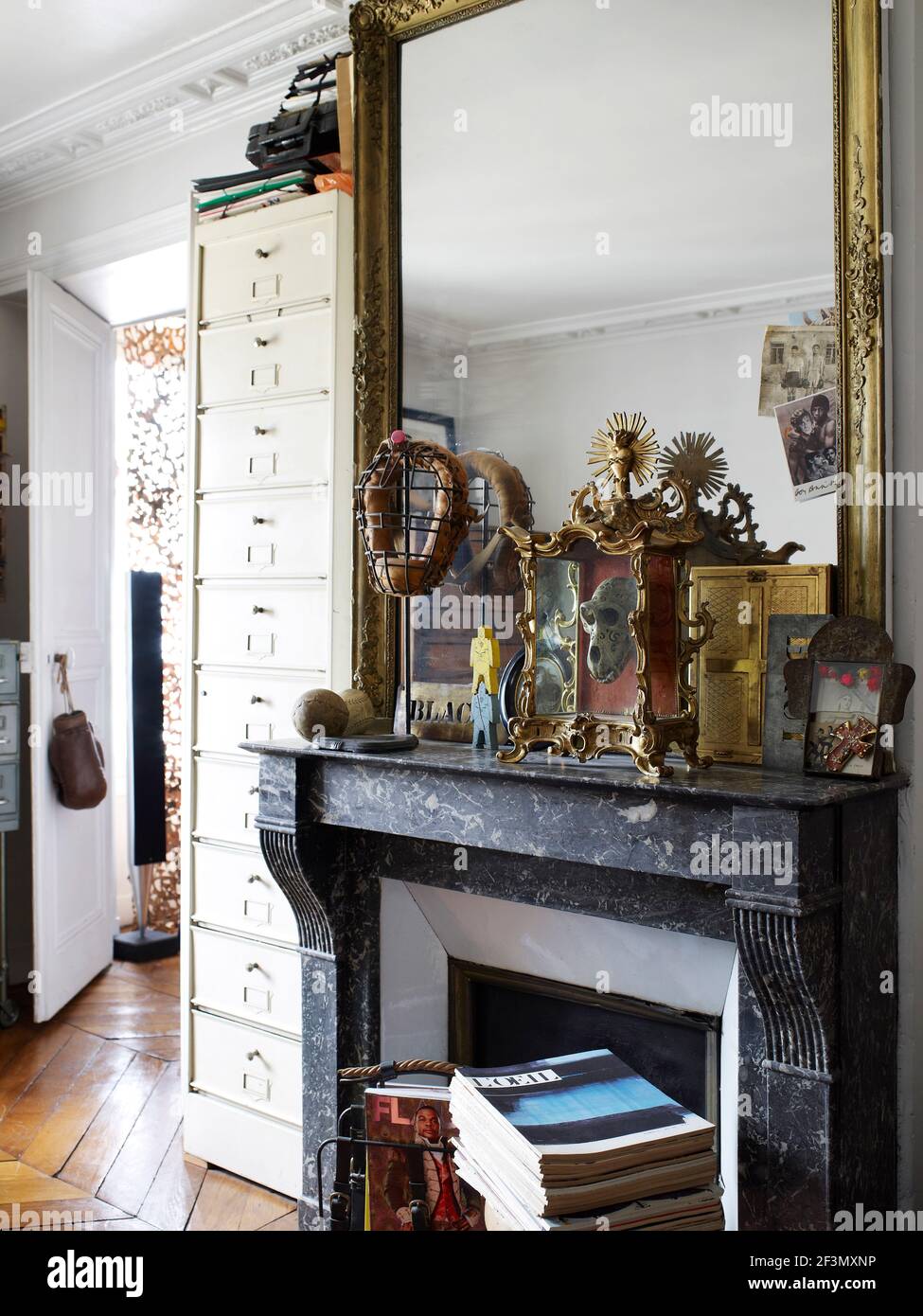 Miroir doré au-dessus de la cheminée en marbre de la maison française Photo  Stock - Alamy