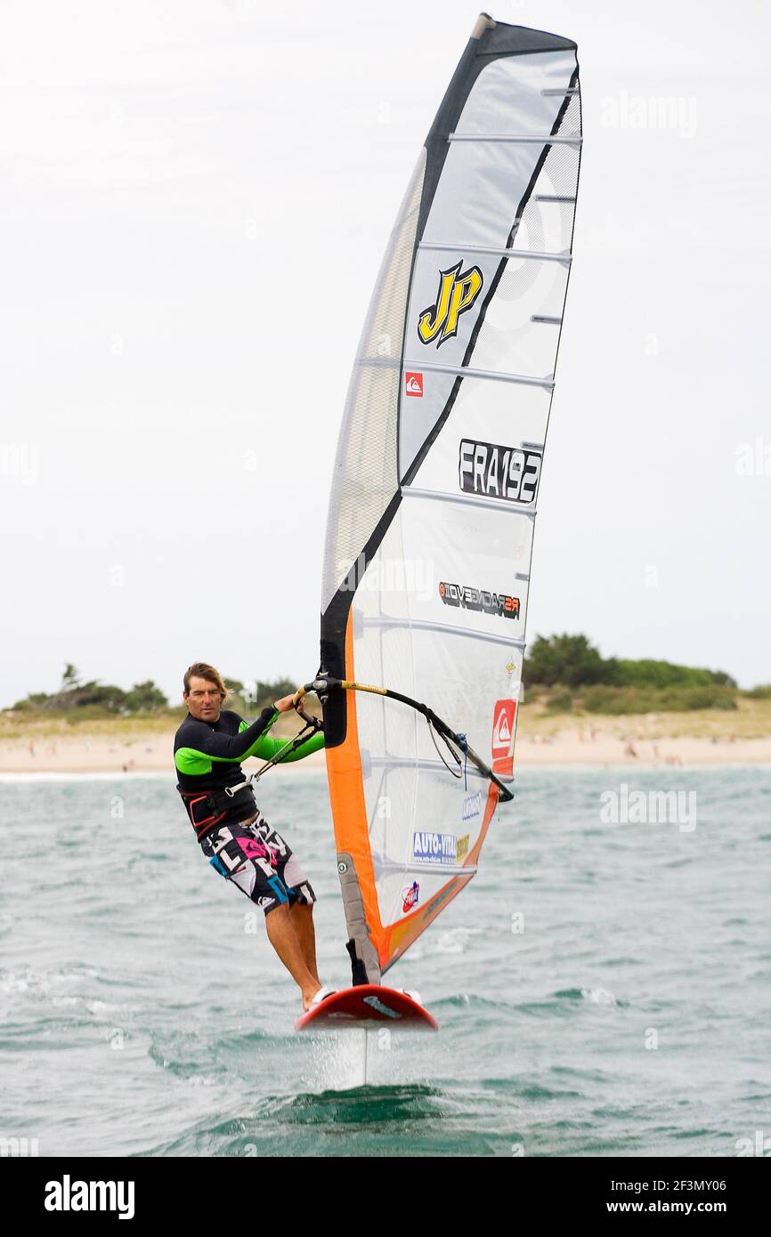 PLANCHE À VOILE - ILLUSTRATION - ILE DE RE (FRA) - 18/09/2009 - PHOTO :  MAXIME HOUYVET / DPPI - ANTOINE ALBEAU (FRA) - CONTACTEZ-NOUS POUR UN USAGE  COMMERCIAL Photo Stock - Alamy