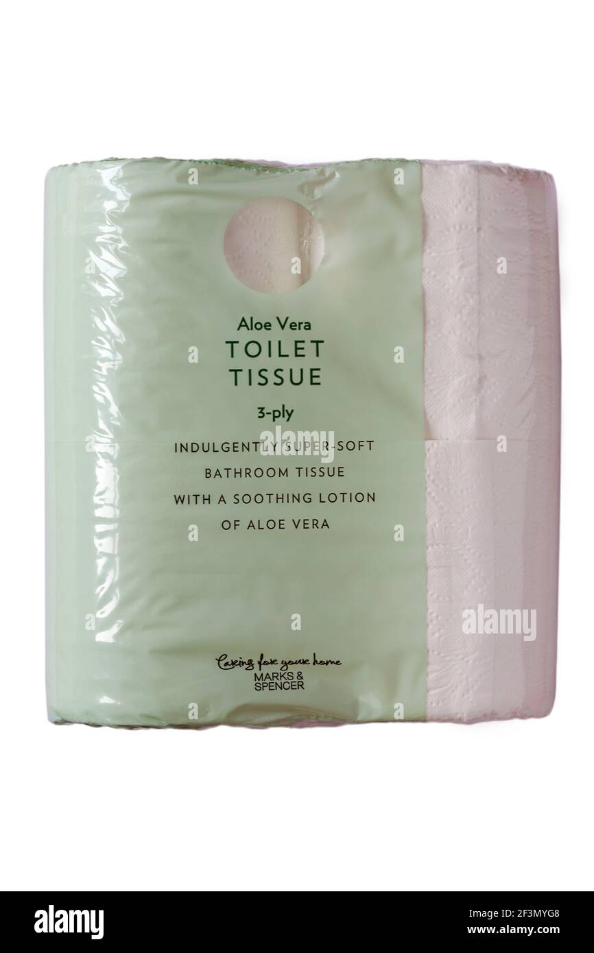 pack de papier toilette Aloe Vera de Marks & Spencer induldoucement  super-doux de tissu de salle de bains avec une lotion apaisante de vera  d'aloès isolé sur blanc Photo Stock - Alamy