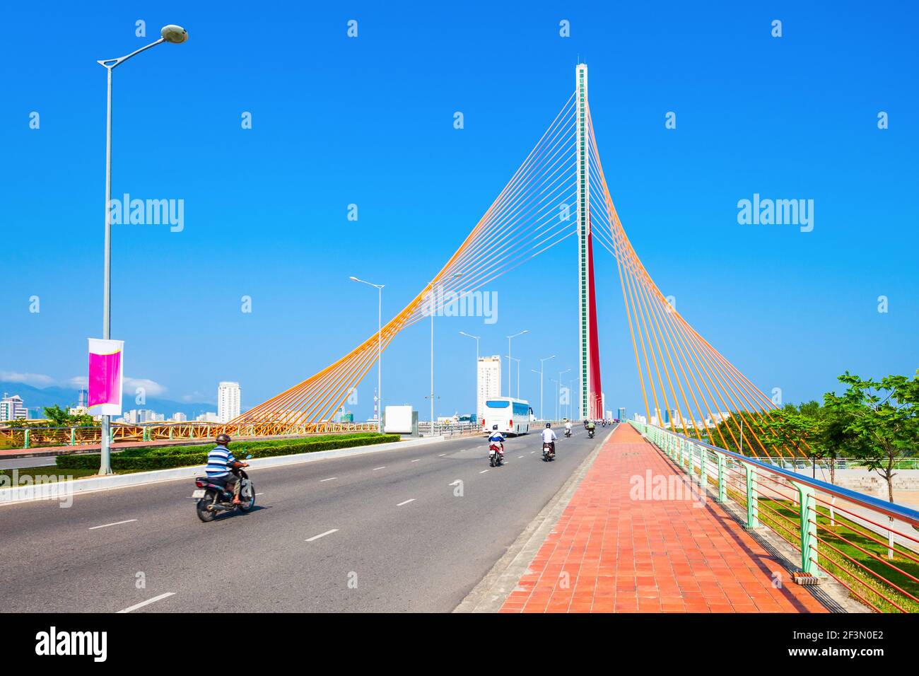 Cau Nguyen Van Troi Tran Thi Ly Bridge est un pont enjambant la rivière Han dans la ville de Danang au Vietnam Banque D'Images