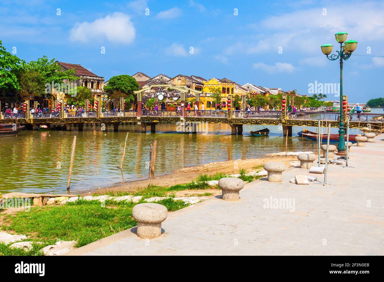 Des bateaux de pêche à la rivière de l'ancienne ville de Hoi An à Quang Nam Province du Vietnam Banque D'Images