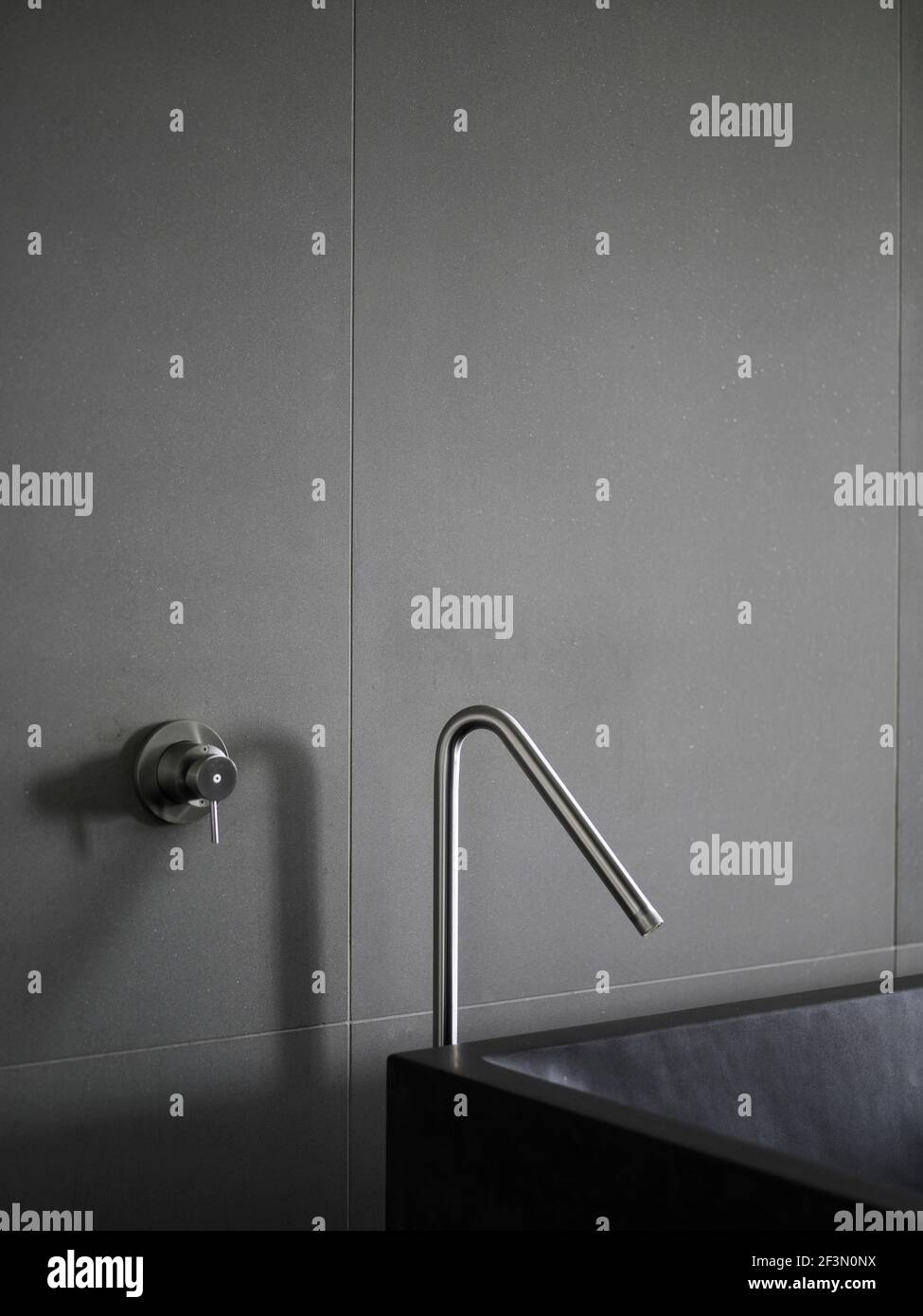 Raccord de robinet en acier inoxydable à côté de la salle de bain dans la salle de bains Domicile aux États-Unis Banque D'Images