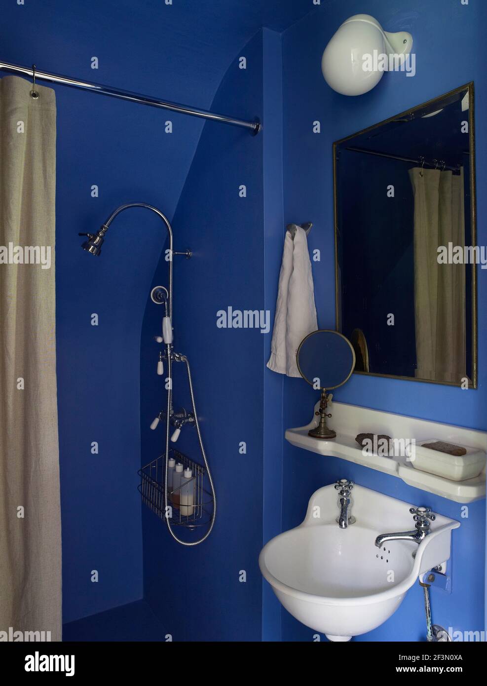 Douche et lavabo dans la salle de bains bleue dans la maison des Etats-Unis  Photo Stock - Alamy