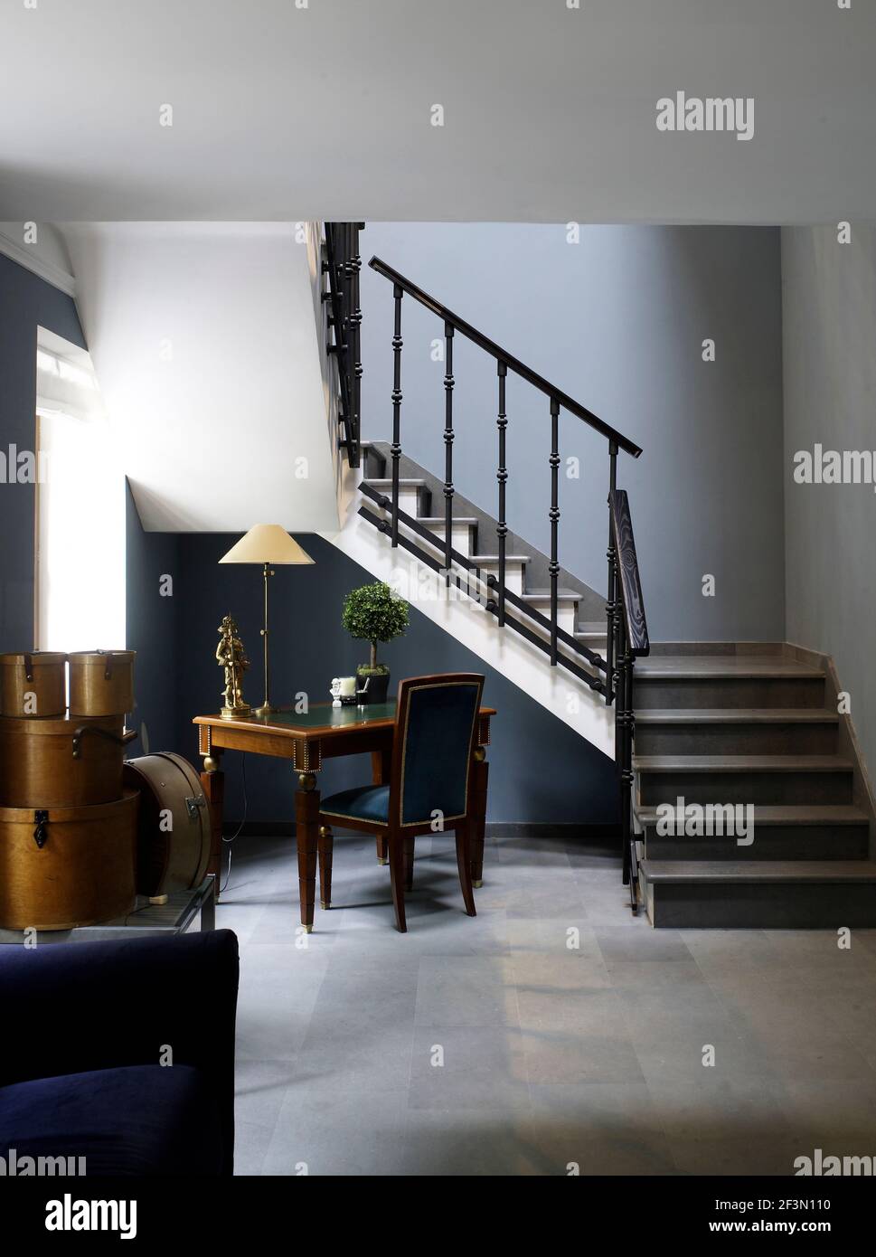 Table et chaise dans le couloir de la maison russe Banque D'Images