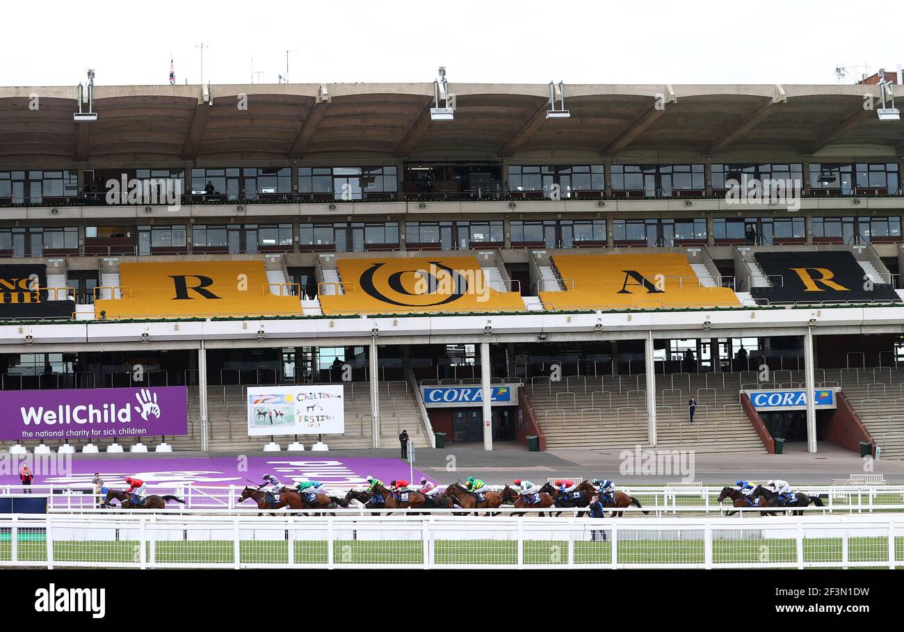 Le champ passe devant le grand stand pendant l'obstacle Coral Cup handicap pendant le deuxième jour du Cheltenham Festival à l'hippodrome de Cheltenham. Date de la photo: Mercredi 17 mars 2021. Banque D'Images Le champ passe devant le grand stand pendant l'obstacle Coral Cup handicap pendant le deuxième jour du Cheltenham Festival à l'hippodrome de Cheltenham. Date de la photo: Mercredi 17 mars 2021. Banque D'Images