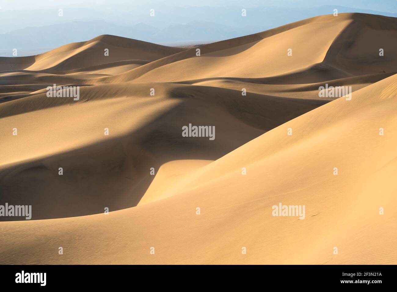 Magnifiques dunes de sable paysage vu au parc national de la Vallée de la mort, Californie au coucher du soleil Banque D'Images