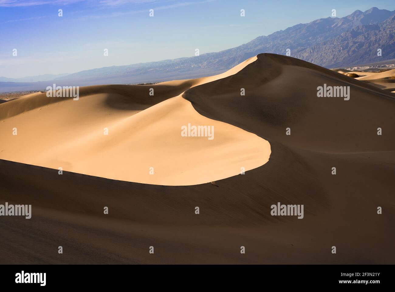 Magnifiques dunes de sable paysage vu au parc national de la Vallée de la mort, Californie au coucher du soleil Banque D'Images