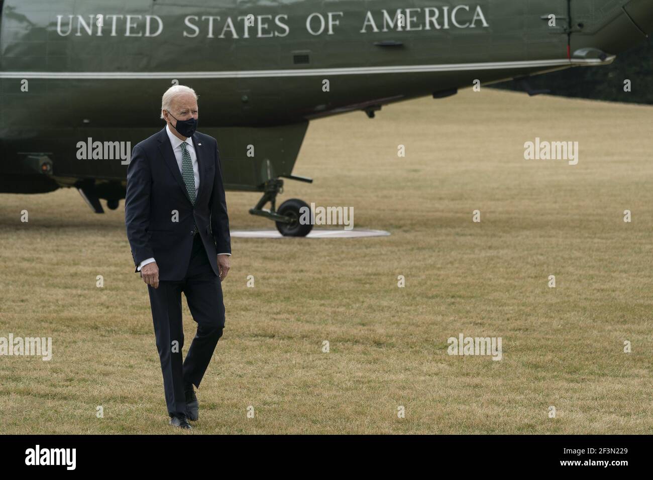Washington, États-Unis. 17 mars 2021. Le président des États-Unis Joe Biden revient à la Maison Blanche à Washington, DC, le mardi 17 mars 2021, Après avoir passé la nuit à Wilmington, Delaware. Photo de Chris Kleponis/UPI crédit: UPI/Alay Live News Banque D'Images