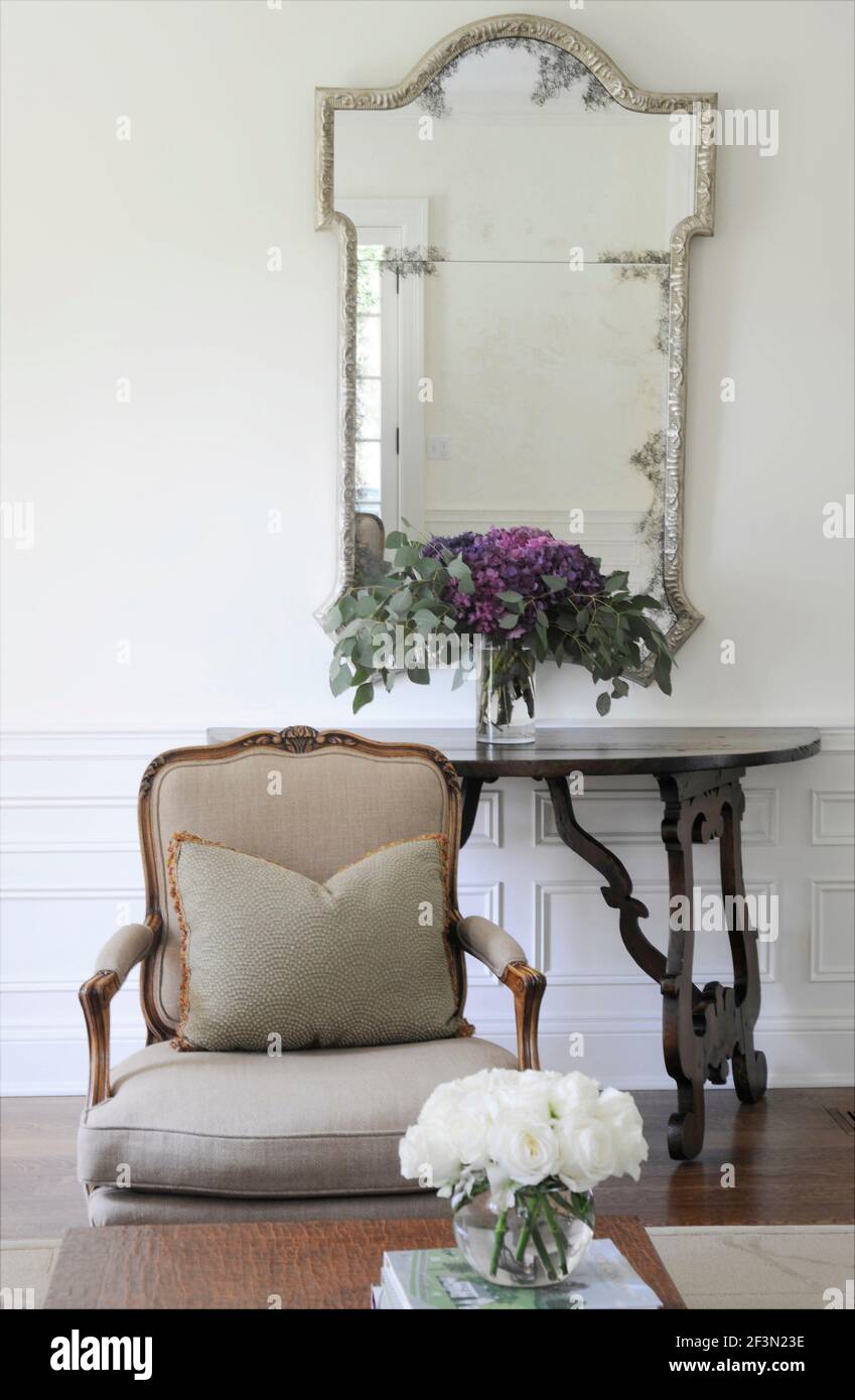 Fauteuil et miroir avec table demi-lune dans la salle de séjour à Shelley  Morris conçu de style colonial résidence à New Canaan, Connecticut,  États-Unis Photo Stock - Alamy