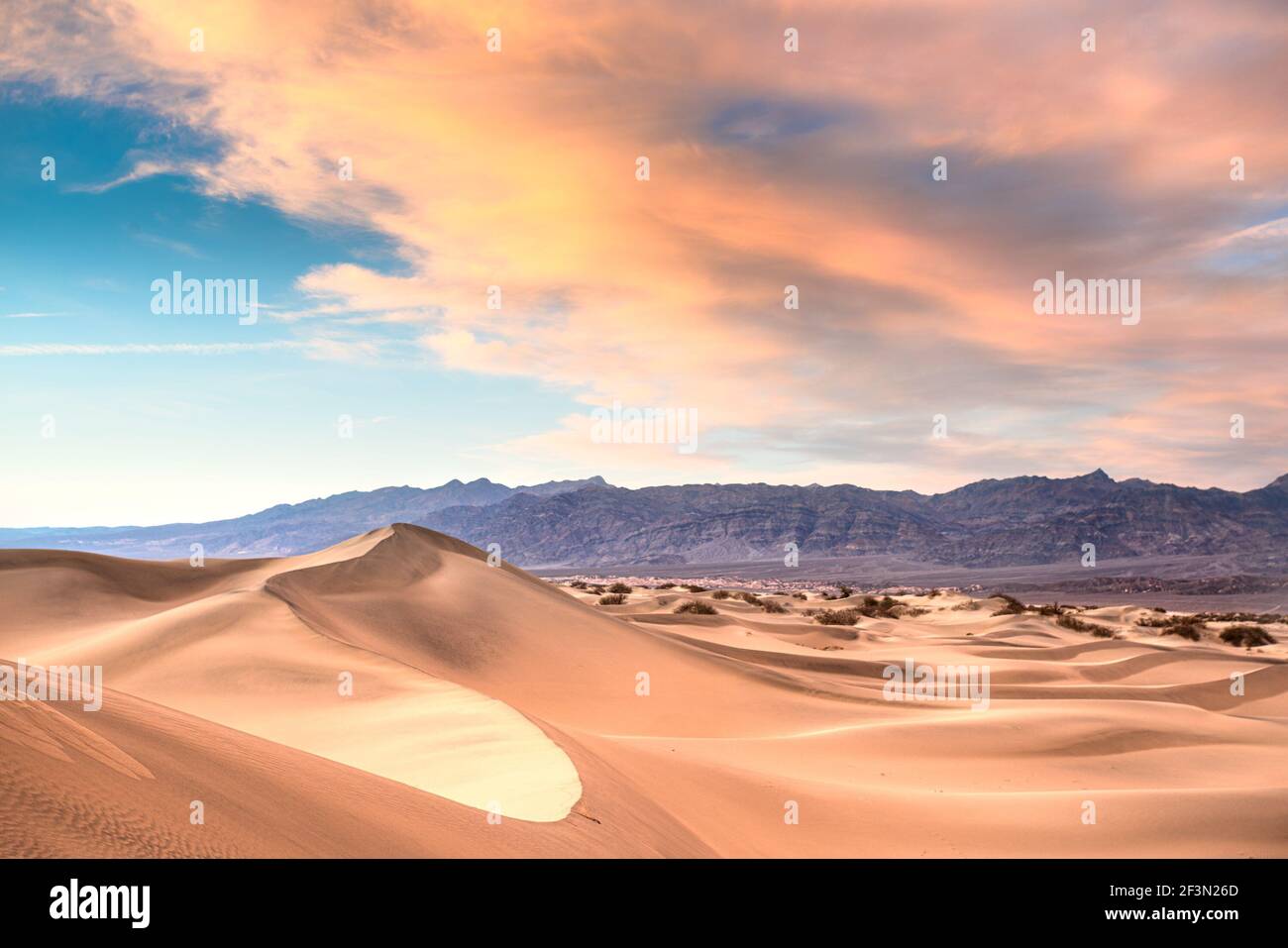 Magnifiques dunes de sable paysage vu au parc national de la Vallée de la mort, Californie au coucher du soleil Banque D'Images