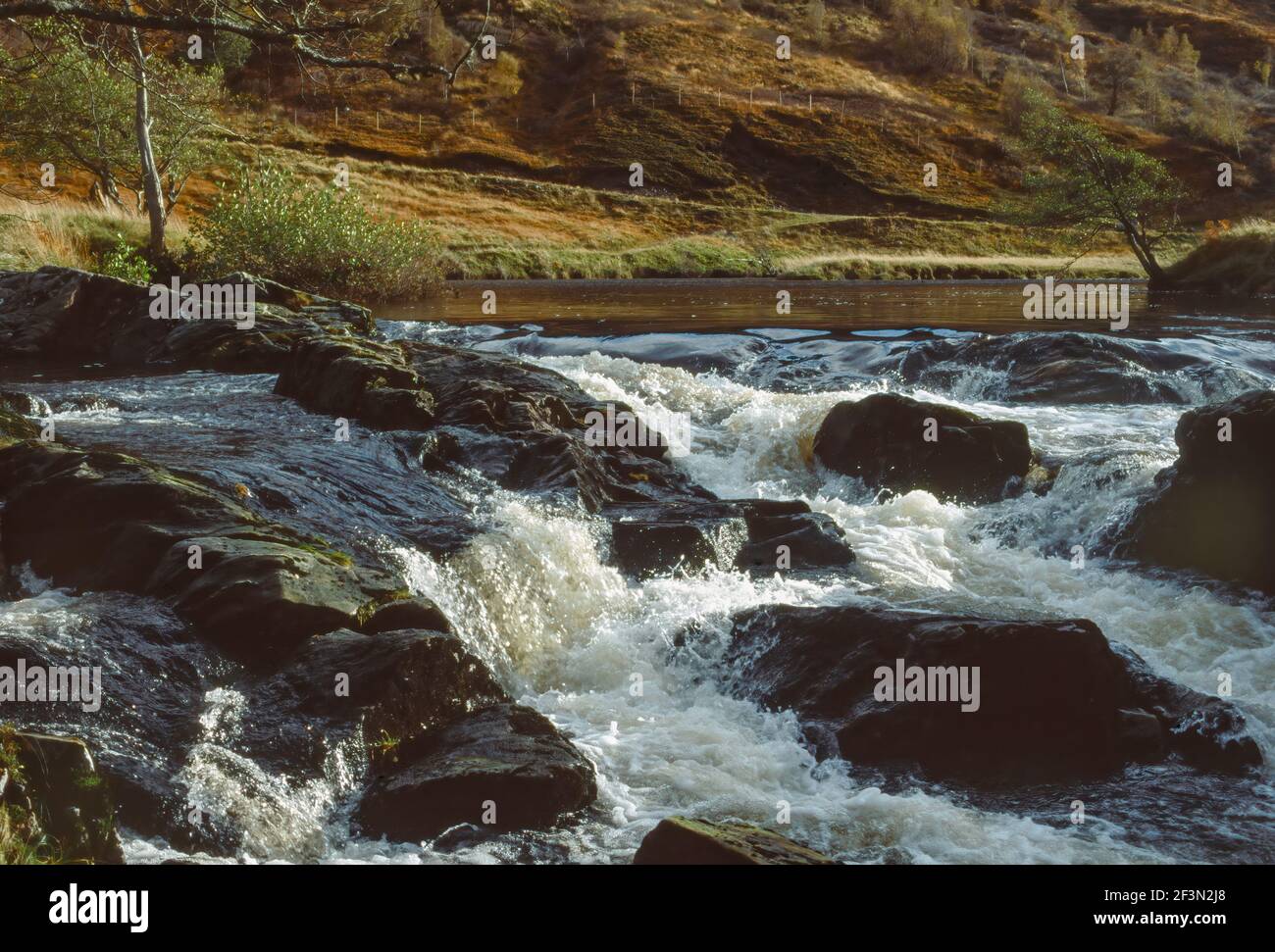 Cascacades sur la rivière Affric lorsqu'elle entre dans le Loch Affric Écosse Banque D'Images