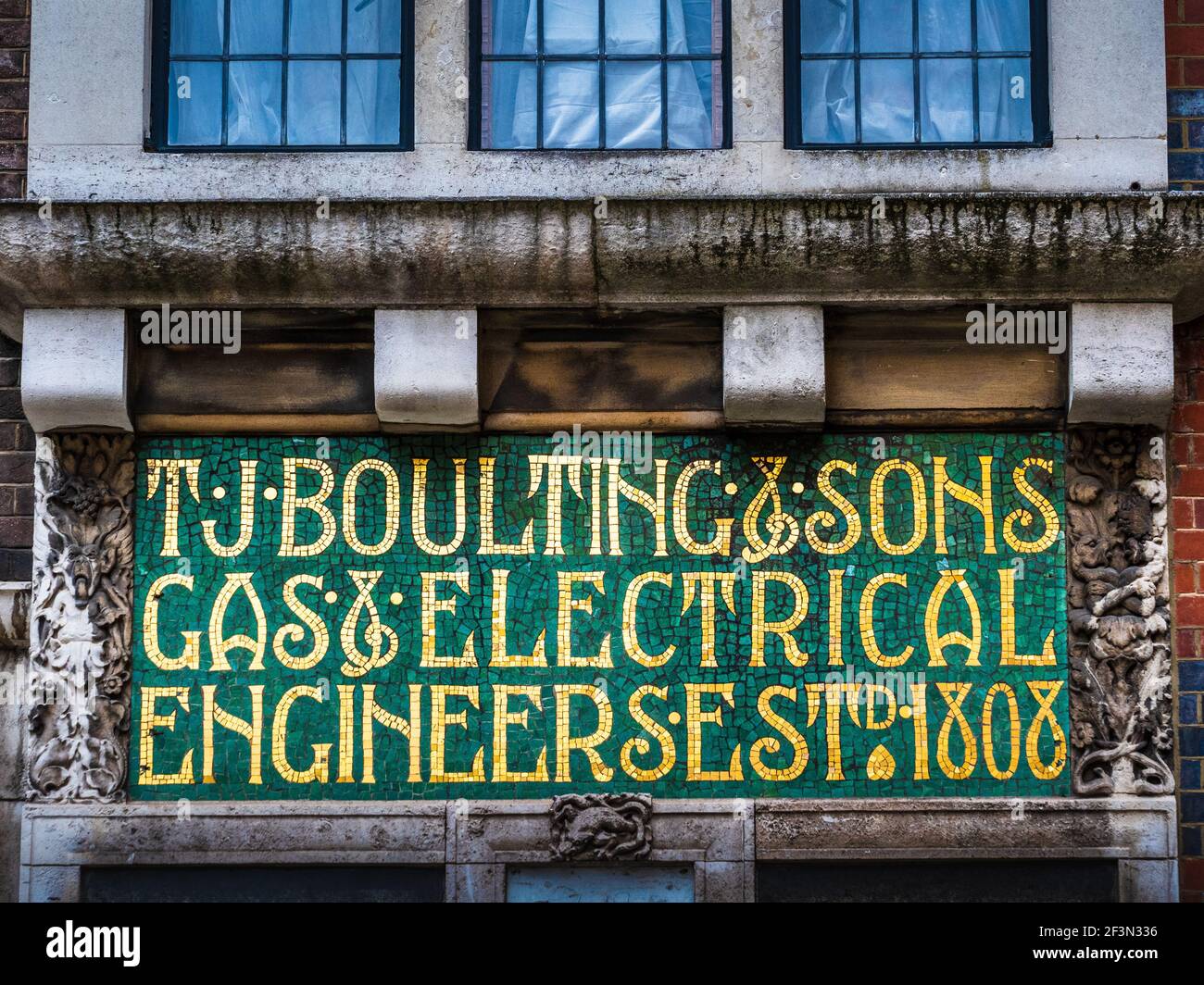 TJ Boutting Art Gallery Londres - panneau Art Nouveau T J Boutting & Sons ingénieurs gaz & électricité est 1808 - Riding House Street Fitzrovia Londres Banque D'Images