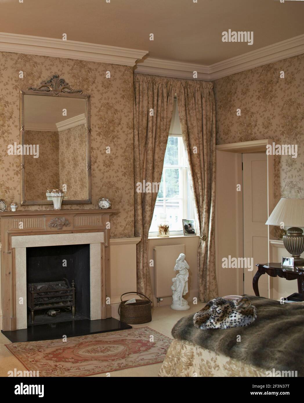 Papier peint à motifs et rideaux assortis dans la chambre avec cheminée Banque D'Images