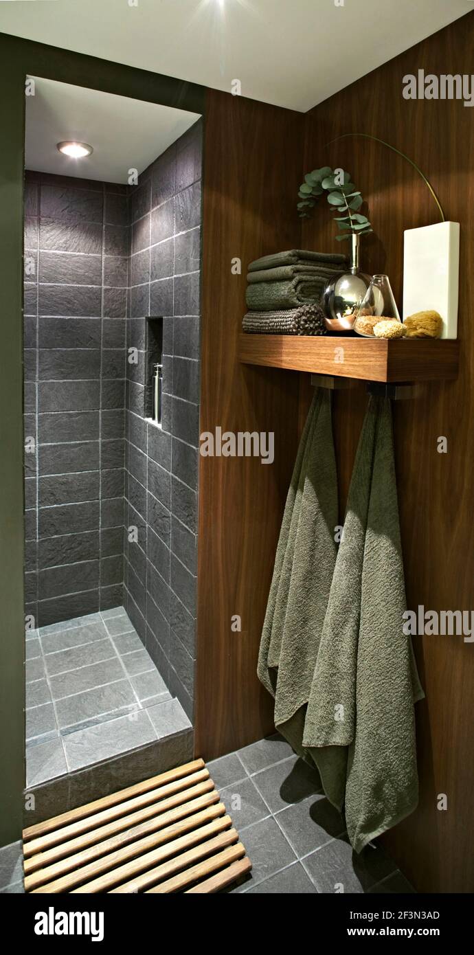 Les serviettes vertes pendent sous la tablette à côté du carrelage coin  douche Photo Stock - Alamy