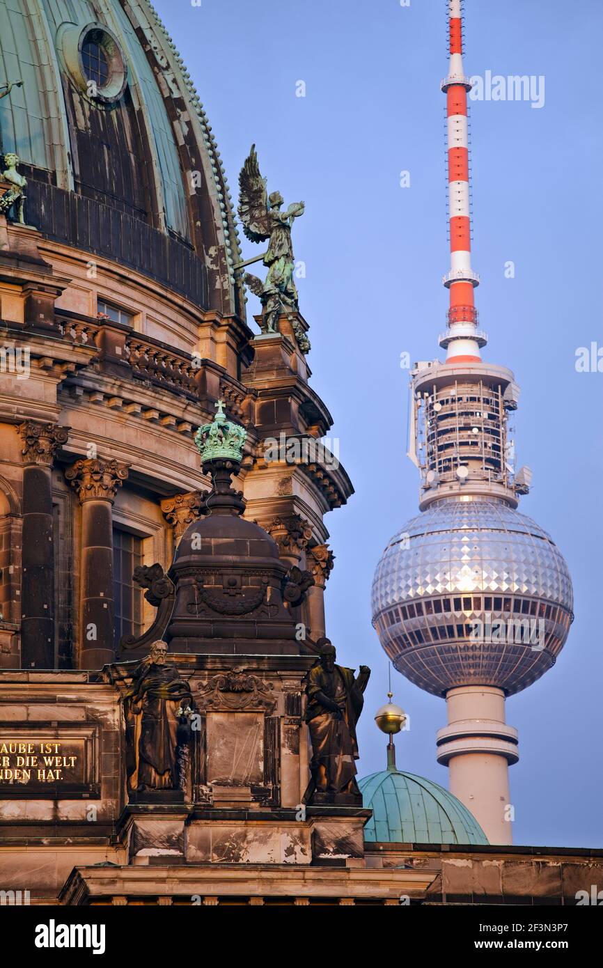 Allemagne, Berlin, la tour de diffusion à la télévision de Berlin Alexander Platz et le Berliner Dom Banque D'Images
