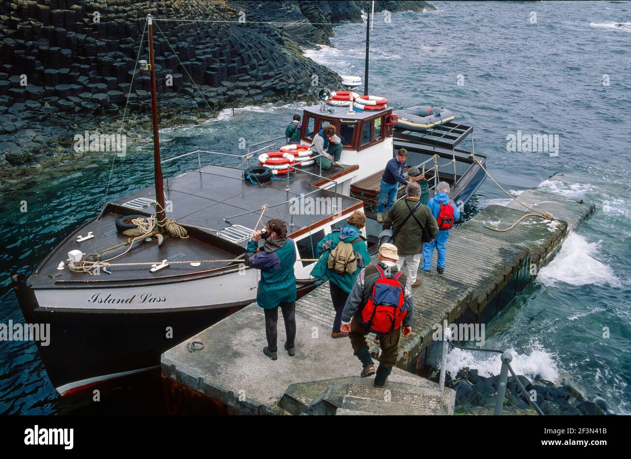 Les touristes s'embarquent à bord de l'île de lass sur Staffa Banque D'Images