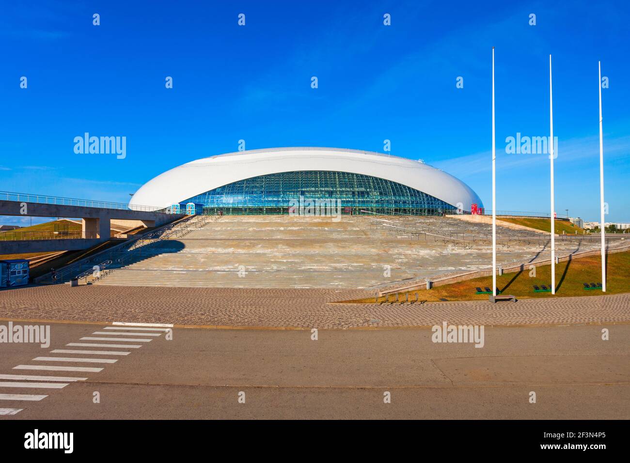 Sotchi, Russie - 04 octobre 2020 : le dôme de glace Bolchoï au parc olympique de Sotchi, qui a été construit pour les Jeux olympiques d'hiver de 2014. Banque D'Images