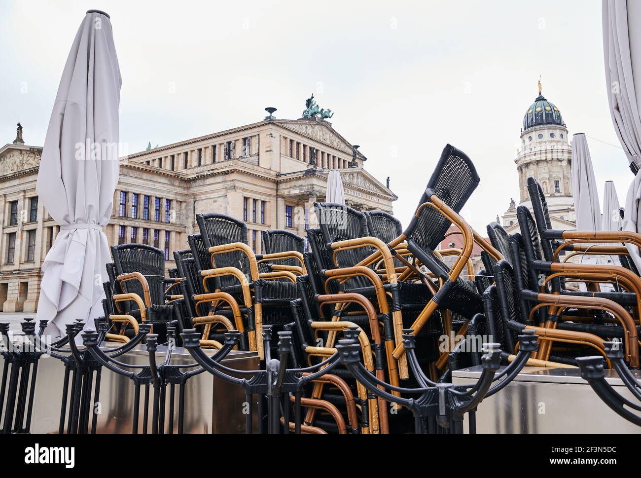 Berlin, Allemagne. 17 mars 2021. Chaises empilées d'un restaurant sur le Gendarmenmarkt. Des restrictions demeurent en place pour le commerce de la restauration en raison de la pandémie de Corona. Credit: Annette Riedl/dpa/Alay Live News Banque D'Images