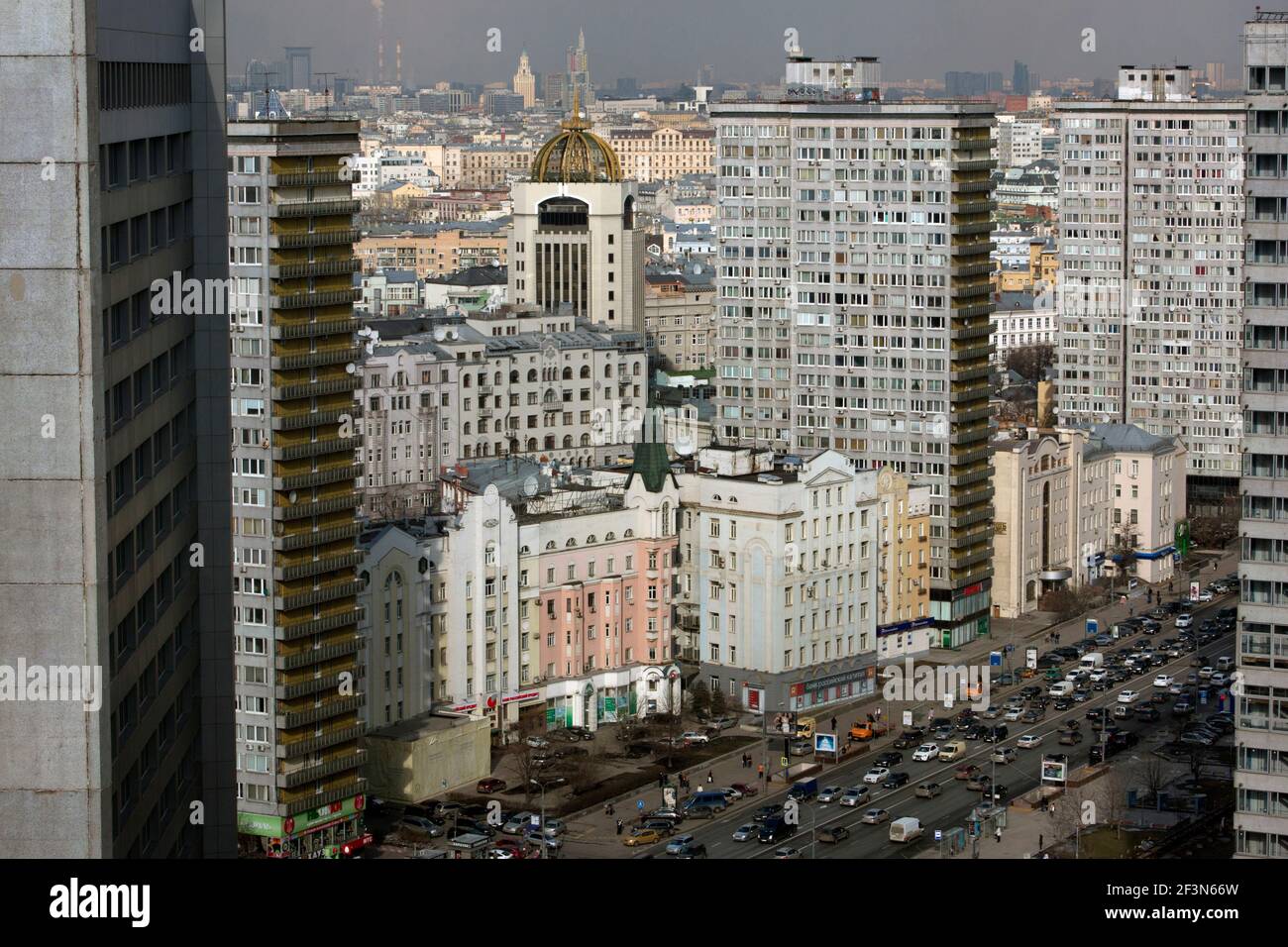 Vue sur la ville de bâtiments du centre de Moscou et de trafic. Moscou, Russie. Banque D'Images