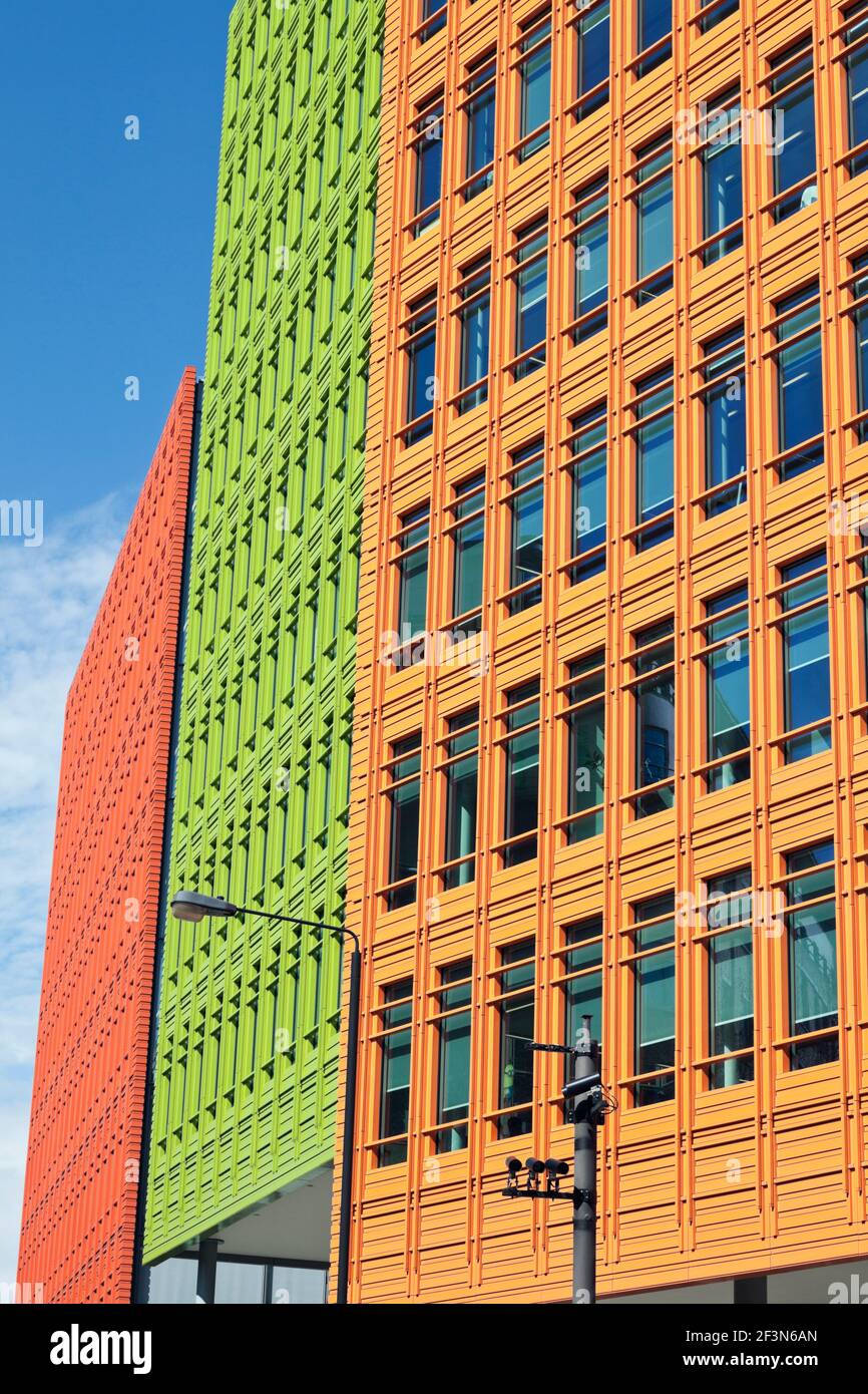 Panneaux en terre cuite colorée sur la façade extérieure du centre de St Giles, WC2, Londres, Angleterre. Construit en 2010. Banque D'Images