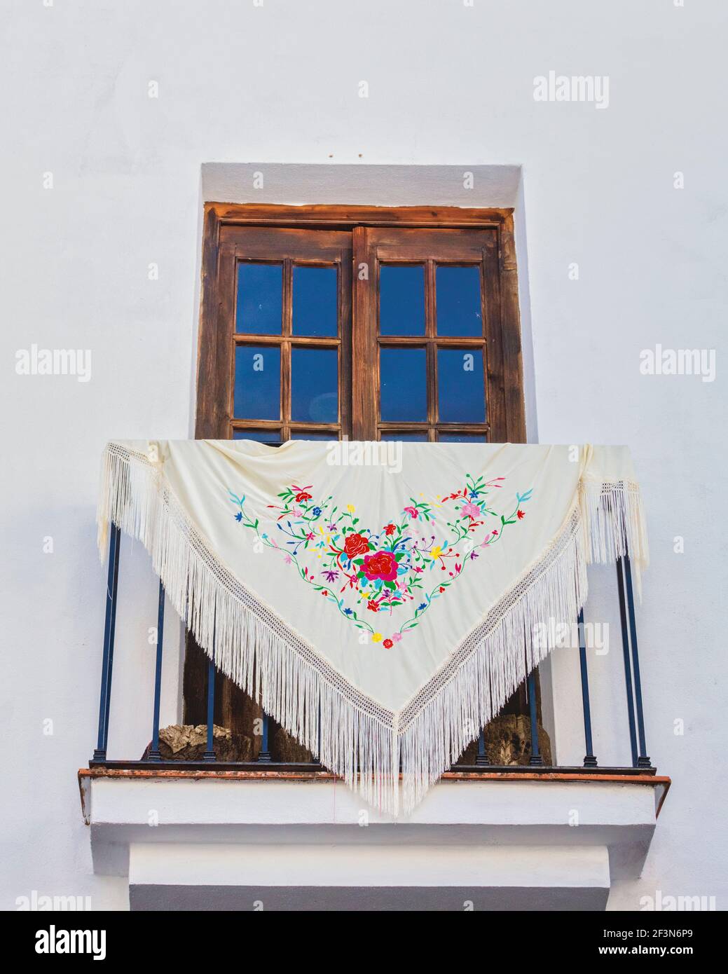 Un châle brodé sur un balcon pour la Toussaint - Dia de Todos los Santos, ou Tosantos. Ronda, province de Malaga, Andalousie, Espagne. Banque D'Images
