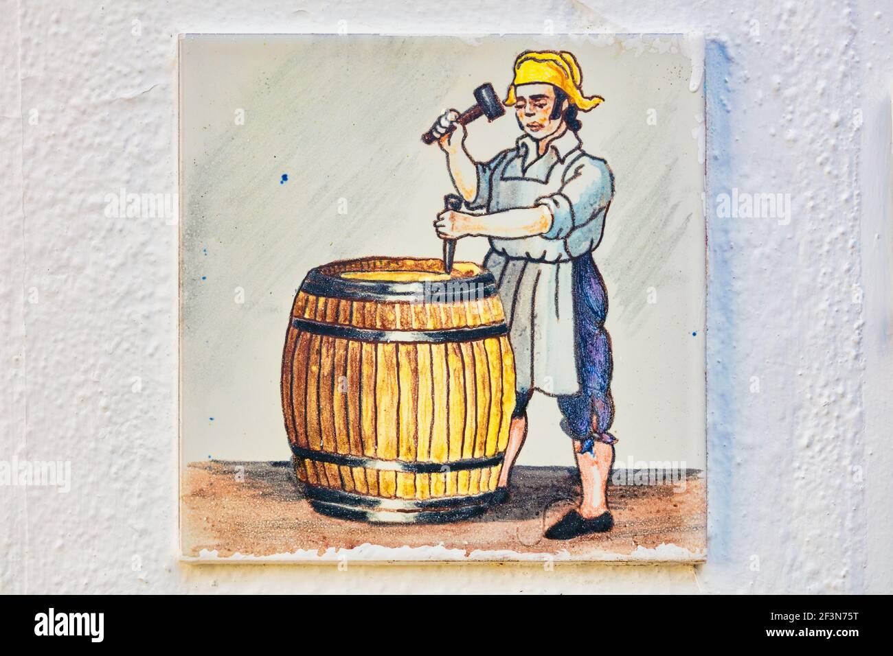 Carreaux de céramique montrant une cooper du XIXe siècle au travail de fabrication d'un baril. Ronda, province de Malaga, Andalousie, Espagne. Banque D'Images